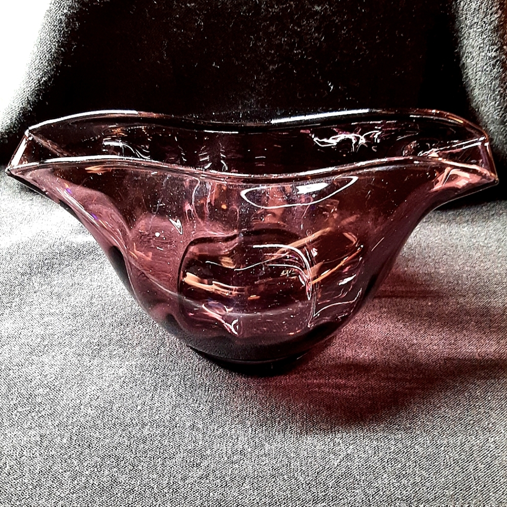 Vintage Amethyst Uranium Glass/Art Glass Bowl.